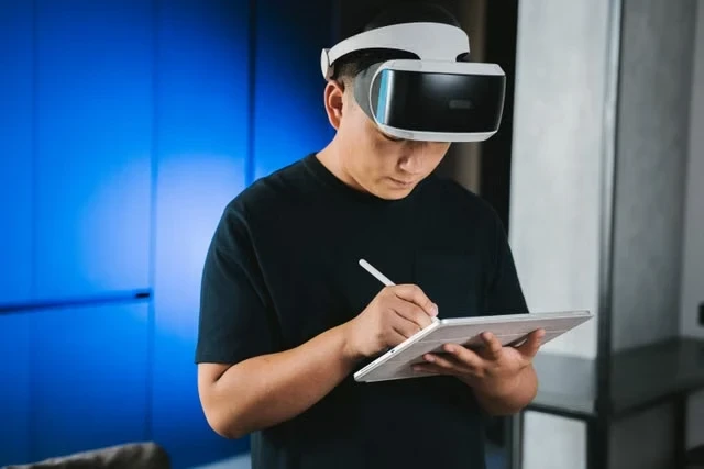 Mobile Learning and VR in English: What Global Evidence Reveals About Effective Language Technology